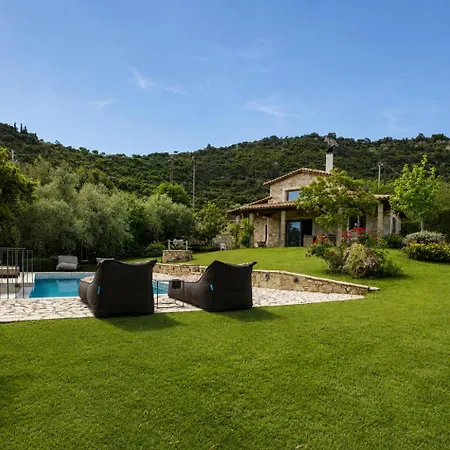 Blue Jasmine - Private Pool And Garden Aigio